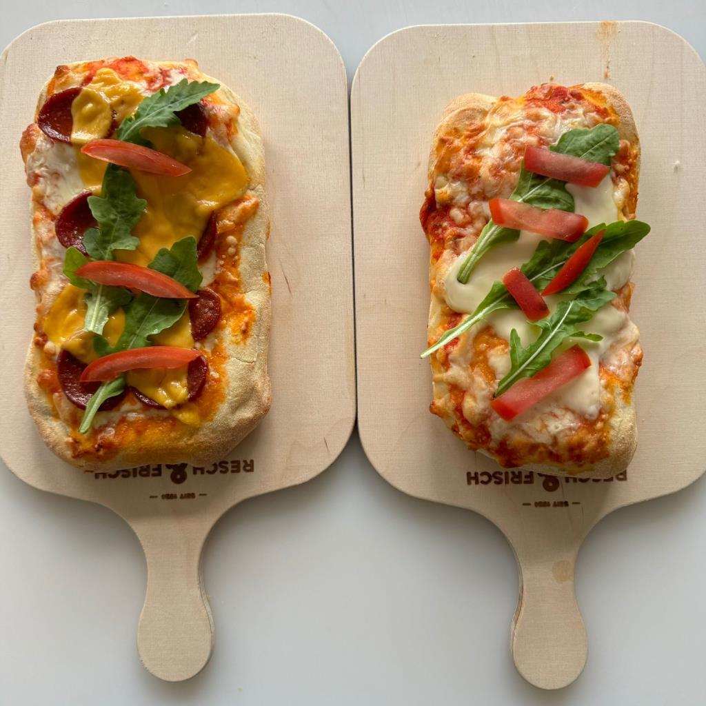 Belegte Pinsa mit Sucuk/Thunfisch/Salami